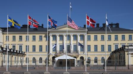 Las banderas de los países nórdicos de Suecia, Noruega, Islandia, Dinamarca y Finlandia ondean junto a la bandera estadounidense frente al palacio presidencial de Finlandia en Helsinki.