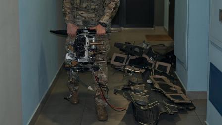 Los servicios de emergencia y la policía ucranianos inspeccionan un dron ruso Shahed-136 que no llegó a detonar dentro de un apartamento civil y retiran cuidadosamente sus fragmentos del edificio tras el ataque nocturno.