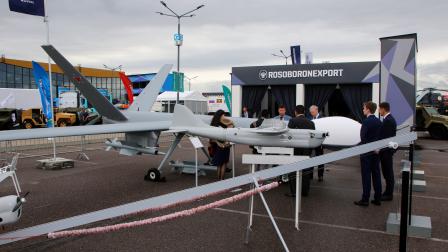 Gente observando el vehículo aéreo no tripulado Orion E, suministrado por Rosoboronexport en San Petersburgo, en la Segunda Cumbre del Foro Económico y Humanitario Rusia-África 2023.
