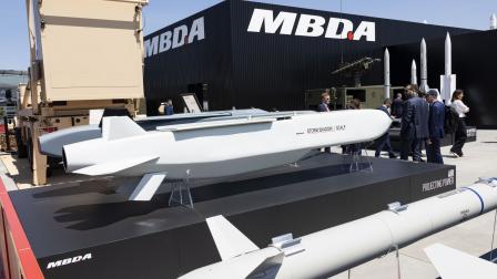 Misil de crucero de largo alcance y baja observabilidad STORM SHADOW, presentado en el Salón Aeronáutico de París con el logotipo de MBDA.