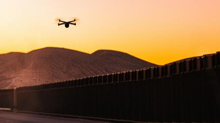 Un dron (UAV) equipado con una cámara sobrevuela la frontera entre Estados Unidos y México, cerca de El Paso, Texas.