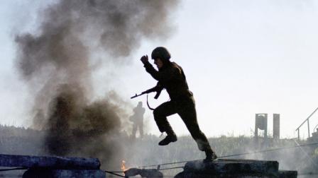 Un soldado ruso corre con su equipo de combate durante el entrenamiento de élite en las afueras de Moscú, en una imagen de archivo.