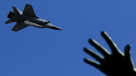 Un caza de combate ruso MiG-31K, capaz de portar el misil hipersónico Kinzhal, en una imagen de archivo del desfile de la 73 edición del aniversario sobre la Alemania nazi; sobre la Plaza Roja de Moscú (Rusia).