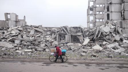 Un residente camina junto a un edificio destruido mientras continúa la guerra entre Rusia y Ucrania, el 14 de noviembre de 2024, en Myrnohrad, óblast de Donetsk, Ucrania.