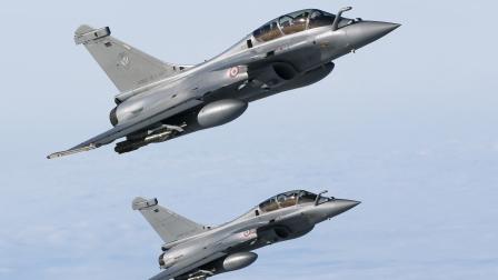 Dassault Rafale B de la Fuerza Aérea Francesa frente a la costa de Normandía. Imagen de archivo.