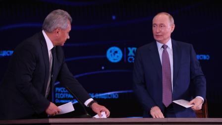 El presidente ruso, Vladímir Putin (d), conversa con el secretario del Consejo de Estado, Serguéi Shoigu (i), durante el Congreso de la Sociedad Geográfica Rusa, el 23 de octubre de 2025 en Moscú, Rusia. EE. UU.