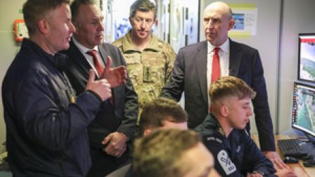 El secretario de Defensa, John Healey, y el ministro de Defensa noruego, Tore O. Sandvik, visitan el Bastión Atlántico en Portsmouth. El Bastión Atlántico es un programa de la Marina Real Británica para proteger el Atlántico Norte contra amenazas submarinas mediante la creación de una red de sensores y sistemas.