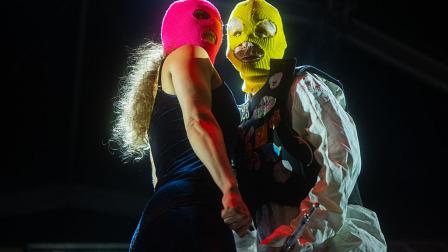 El grupo Pussy Riotm durante su concierto en Barcelona, ​​en la Plaza de Cataluña, el 23 de septiembre de 2025.