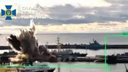 Captura del vídeo de @AKamyshin que muestra el impacto del dron en el submarino ruso.