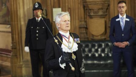 El caballero ujier de la Vara Negra, David Leakey, camina por el vestíbulo central del Palacio de Westminster hacia la Cámara de los Comunes para convocar a los miembros del parlamento para escuchar el discurso de la Reina durante la apertura estatal del Parlamento el 21 de junio de 2017 en Londres, Reino Unido.