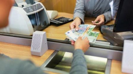 Una persona sacando dinero del banco (no usar)