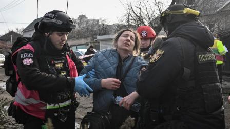 Un psicólogo de emergencia y un paramédico ayudan a un residente en el lugar de un ataque aéreo ruso, en medio del ataque de Rusia a Ucrania, en Zaporizhia, el 19 de diciembre de 2025.