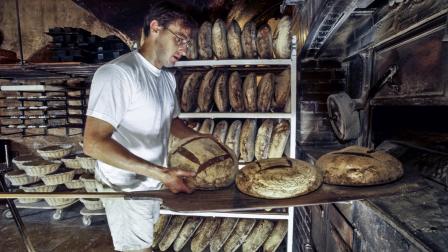 Boulangerie Poilâne 8 rue du Cherche Midi à Paris en 1998, France. (Photo by Bruno DE HOGUES/Gamma-Rapho via Getty Images)