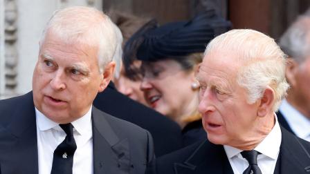 El expríncipe Andrés Mountbatten-Windsor y su hermano Carlos III en el funeral de la duquesa de Kent, el último acto familiar al que pudo asistir Andrés