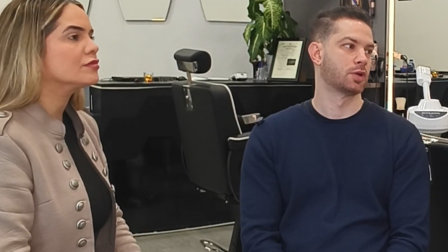 Matías, barbero argentino, junto a su pareja y socia.