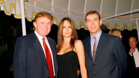 El expríncipe Andrés junto a Melania Trump y Donald Trump en una fiesta en Mar-A-Lago en el 2000.