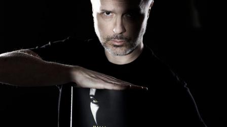 Juan Gómez Jurado posando con su nueva novela