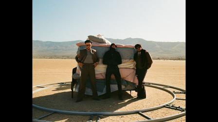 Rauw Alejandro, Jhayco y Tainy en el videoclip de 'Rosita'.