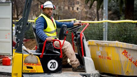 Un trabajador migrante en Barcelona.
