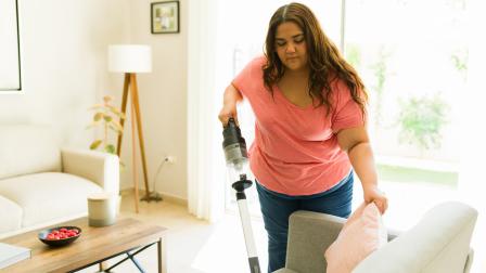 Una mujer, pasando el aspirador en una casa, en una imagen de archivo.