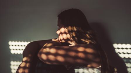 Una mujer triste en su cama