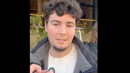 Un joven en el acto de 'Un paso al frente'