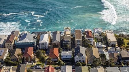 Fotografía aérea de casas y apartamentos en la costa con océano, olas y olas. Brighton Blvd, Ramsgate Ave, North Bondi, Sídney, Australia.