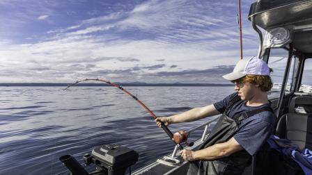 Un joven pescador, en una imagen de recurso