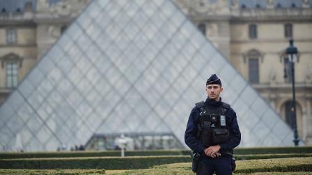Un policía custodia la entrada del Louvre tras el mediático robo de octubre de 2025