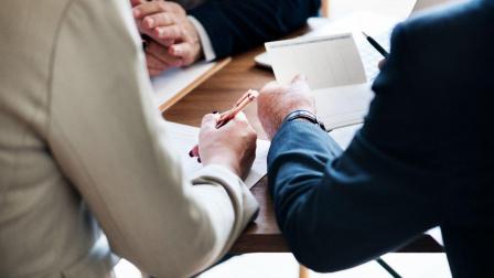 Varios directivos reunidos con un empleado.