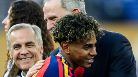 Lamine Yamal y Felipe VI, una conexión que han sellado con un especial saludo durante la recepción