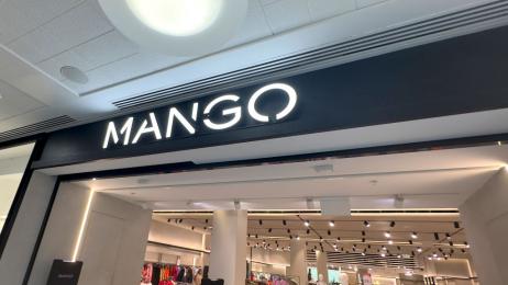 Cómo empezó Mango: el puesto de ropa que Isak Andic tenía en un mercadillo de Barcelona antes de construir un imperio