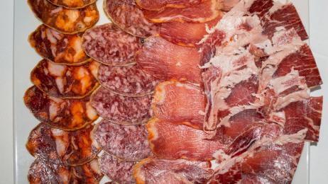 Aitor Sánchez, nutricionista: "Mucha gente cree que los embutidos caros son mejores, pero no siempre es así. El precio puede venir hinchado por la marca"