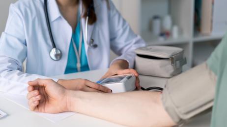 Claudia Leiceaga, farmacéutica: "Si te tomas la tensión en casa mientras hablas o chateas por el teléfono móvil lo estás haciendo mal"