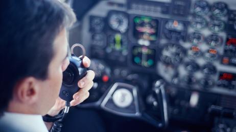 Savina, piloto de avión desde los 22 años, revela el mejor sitio para sentarse si tienes miedo a las turbulencias: "La cola hace efecto palanca"