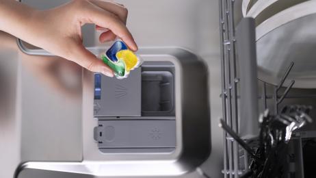 Carolyn Forté, experta con 40 años de experiencia, aclara cuál es la mejor forma de llenar el lavavajillas: "Los cuchillos hacia abajo y las cucharas se colocan alternas"