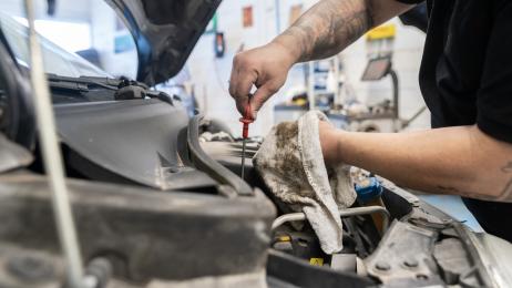 Felipe, mecánico, sobre la importancia de cambiar el aceite del coche regularmente: "Entre los 95 y los 2.700 euros creo que no hay color"