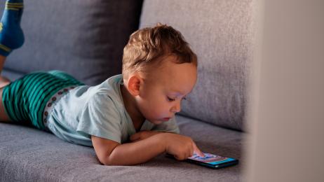 Eugenio Baraldi, profesor: "Los padres creen que su hijo es más inteligente si es bueno con el móvil; es un falso mito"