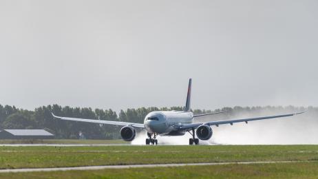 La UE iba a obligar a las aerolíneas a aceptar dos maletas de mano gratis: las 'low cost' presionan a Bruselas para parar la norma tras la escalada del precio del queroseno por la guerra de Irán