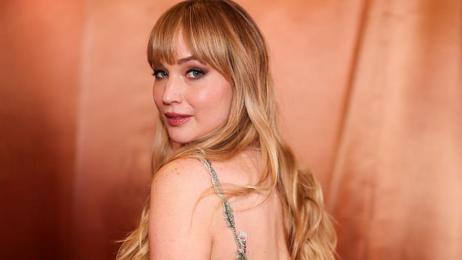 Jennifer Lawrence triunfa en la alfombra roja de los Globos de Oro con el 'vestido desnudo' más romántico