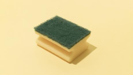 Cada vez más personas están metiendo un estropajo en la lavadora: tiene su razón de ser