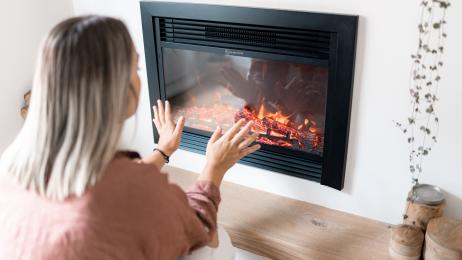 Adiós a los radiadores y las estufas de leña: Lidl rebaja su invento más buscado para calentar y dar estilo a tu salón por menos de 70 euros