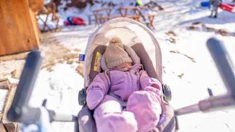 Los niños se echan la siesta al aire libre en esta guardería durante el invierno: "Solo tienes que cerrarle bien la cremallera y estará lista"