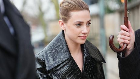 "Se puede ir bien peinada aunque el parte meteorológico diga lo contrario": los trucos de un peluquero para evitar el encrespamiento del pelo con la lluvia