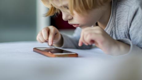 Una madre compara el móvil de su hija con una droga dura: "Es como dejar que una consumidora de crack tenga crack en su habitación cada noche"