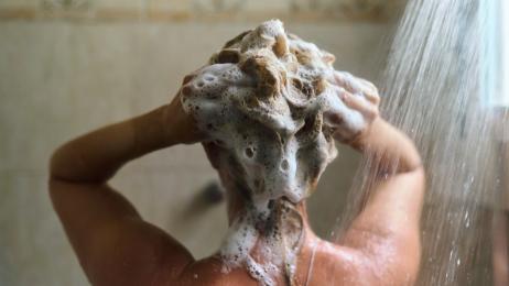 Krupa Koestline, química cosmética, explica por qué hay que lavarse la cabeza dos veces siempre en la ducha: "El segundo lavado accede directamente al cuero cabelludo y a la fibra capilar"