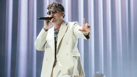 Quevedo desvela el misterio: anuncia nuevo disco con un espectáculo que deja a miles de personas mirando al cielo