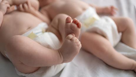 Unos padres esperan gemelos por tercera vez y la médico sentencia: "Podría jugar a la lotería y ganar algo"