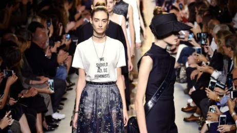 Diez años de la camiseta de 'Todos deberíamos ser feministas': de la ausencia de las mujeres en grandes firmas al espejismo de la diversidad