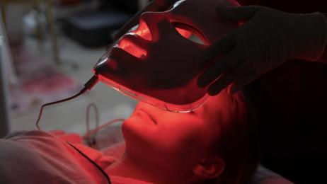 Las máscaras LED de luz roja cuestan hasta 350 euros pero los estudios que las respaldan no tienen grupo de control: así funciona el marketing que vende "linternitas a precio de oro"